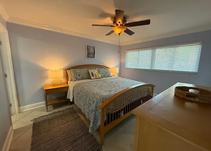 Treasure Island Beach, Fl Waterfront Condo Located Steps Away From The Intracoastal Waterway