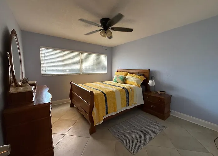 Treasure Island Beach, Fl Waterfront Condo Located Steps Away From The Intracoastal Waterway